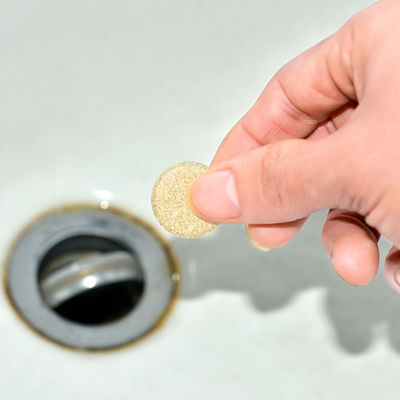 El detergente sólido almacenado es la solución definitiva para la eliminación de manchas de aceite y la limpieza de drenajes